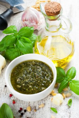 fesleğen pesto sos ve taze malzemeler