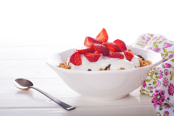 Joghurt mit Müsli und frischen Erdbeeren — Stockfoto