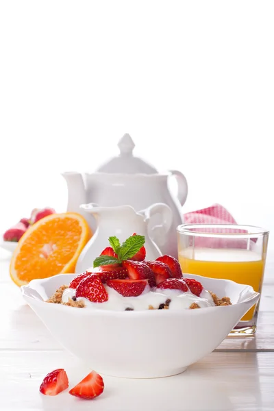Frische Erdbeeren, Joghurt und hausgemachtes Müsli — Stockfoto