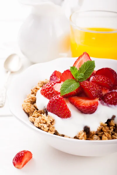 Yoghurt met muesli en verse aardbeien — Stockfoto