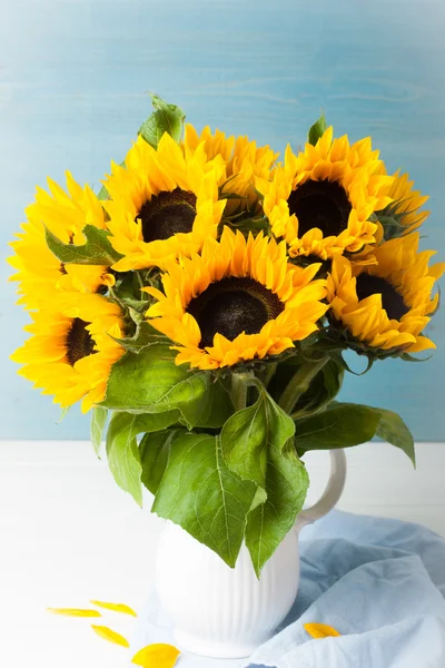 Krásná slunečnic kytice v bílé vázy — Stock fotografie