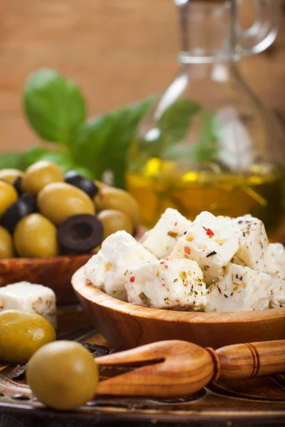 Feta-Käse in Würfel geschnitten mit Oliven — Stockfoto
