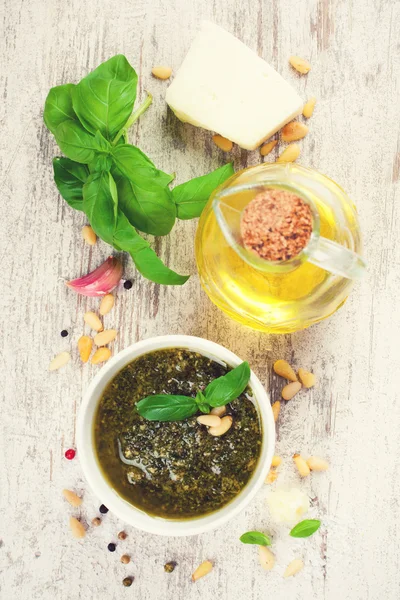 Pesto al basilico e ingredienti freschi — Foto Stock