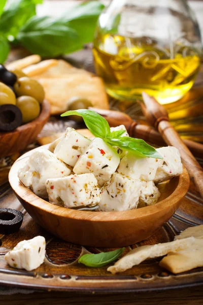 Queijo feta em cubos com azeitonas — Fotografia de Stock