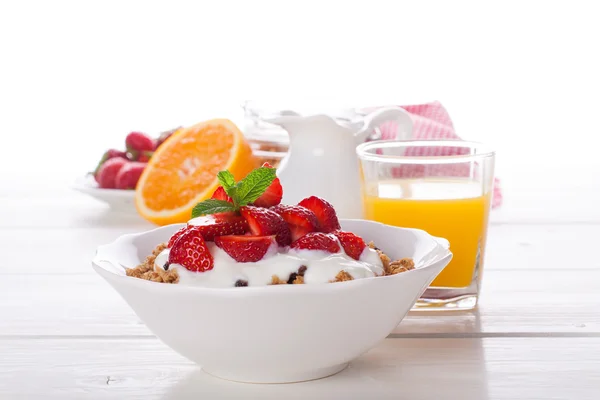 Frische Erdbeeren, Joghurt und hausgemachtes Müsli — Stockfoto