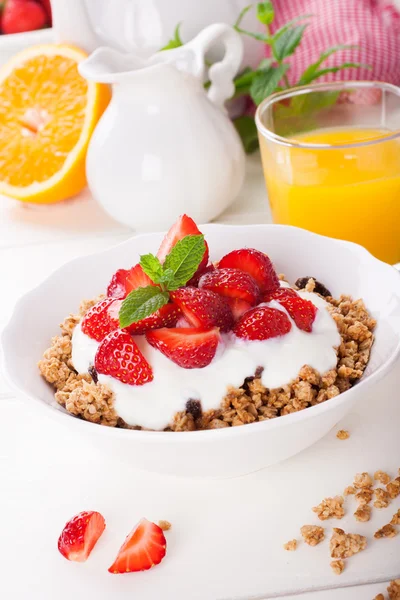 Yogurt with granola and fresh strawberries — Stock Photo, Image