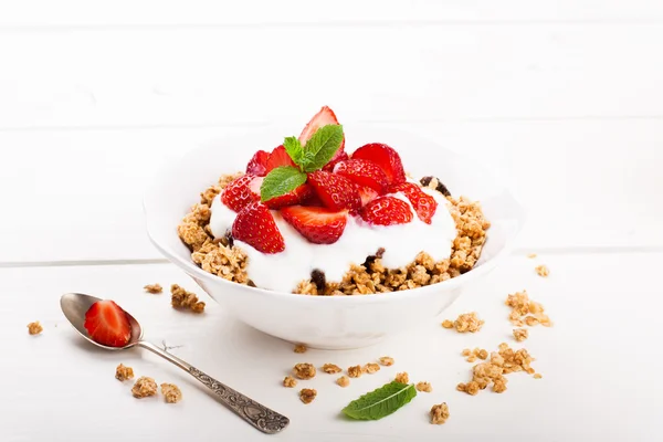 Fresh strawberries , yogurt and homemade granola — Stock Photo, Image