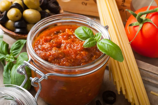 Glass jar with homemade tomato pasta sauce — Stock Photo, Image