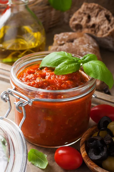 Glass jar with homemade tomato pasta sauce — Stock Photo, Image