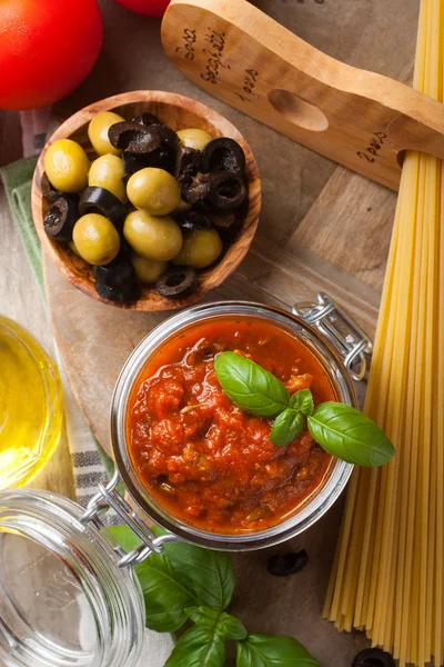 Geleneksel ev yapımı domates sosu — Stok fotoğraf