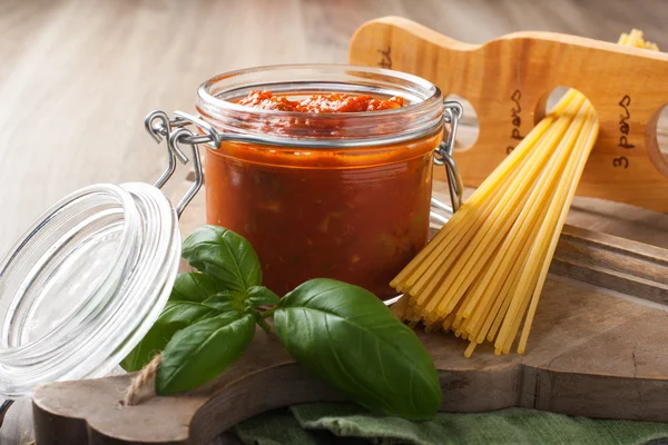 Glass jar with homemade tomato pasta sauce — Zdjęcie stockowe