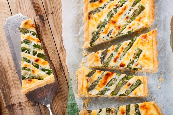 Asparagus quiche with pecorino and bacon — Stock Photo, Image