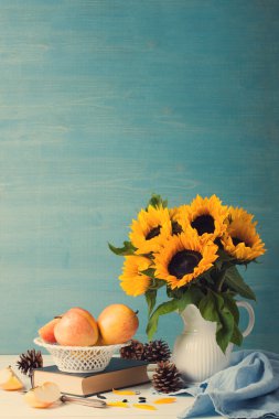 Ayçiçeği buket elma ile beyaz cam aranjman