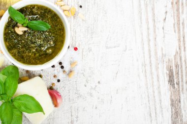 fesleğen pesto sos ve taze malzemeler