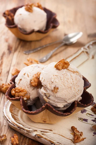 Crème glacée aux noix fraîches dans une tasse à gaufres — Photo