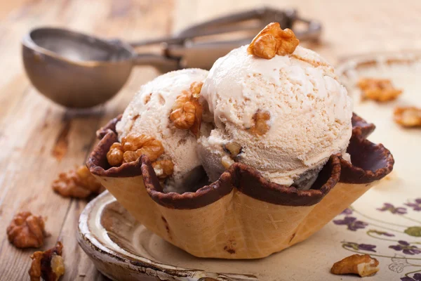 Frisches Nusseis im Waffelbecher — Stockfoto