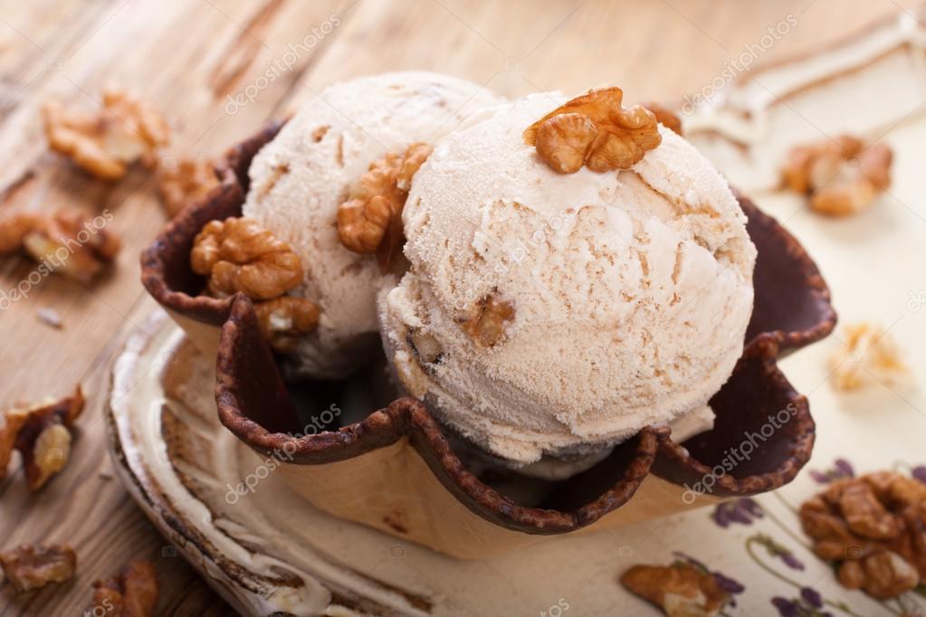 Frische Nuss-Eis Waffel-Cup — Stockfoto © IMelnyk #78961106