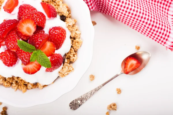 Joghurt mit Müsli und frischen Erdbeeren — Stockfoto