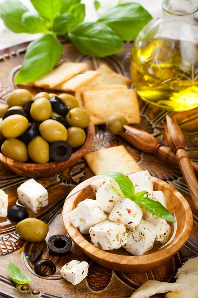 Queijo feta em cubos com azeitonas — Fotografia de Stock