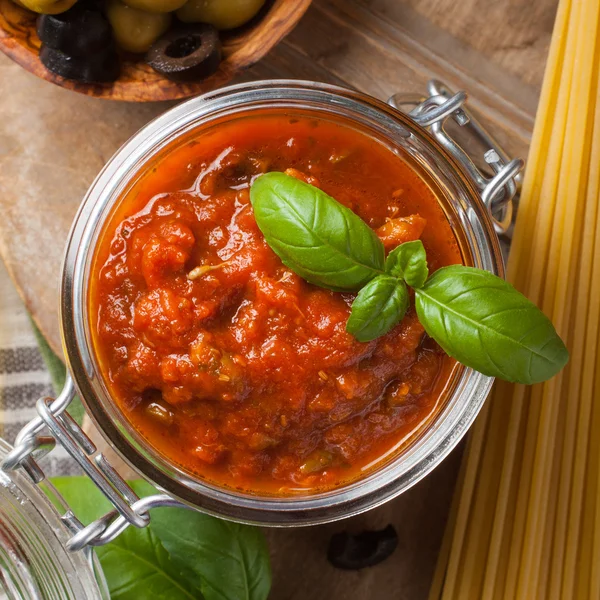 Traditionelle hausgemachte Tomatensauce — Stockfoto