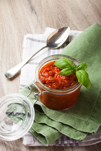 Glass jar with homemade tomato pasta sauce — Stock Photo, Image