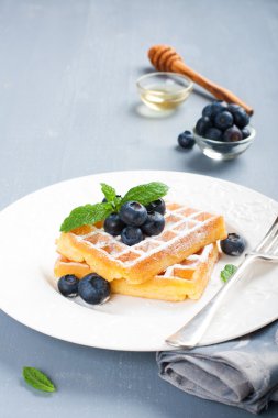 Taze çilek ile Belçika waffle tabak