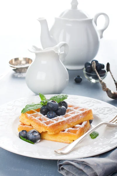 Leckere Waffeln mit Blaubeeren — Stockfoto