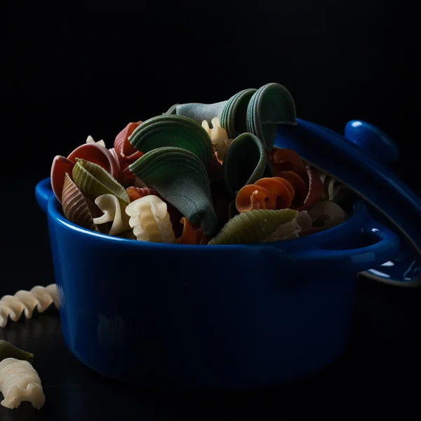 Pasta de espelta coloreada en maceta de cerámica azul — Foto de Stock
