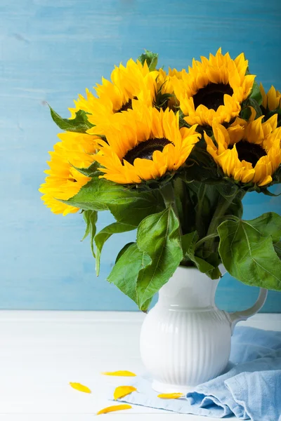 Bellissimo mazzo di girasoli in vaso bianco — Foto Stock