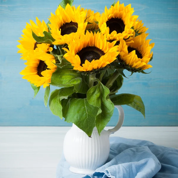 Bukiet pięknych słoneczniki w wazonie biały — Zdjęcie stockowe