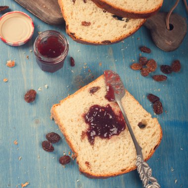 Üzümlü ekmek dilimlenmiş