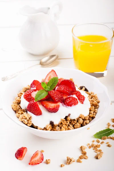 Jogurt s müsli a čerstvé jahody — Stock fotografie