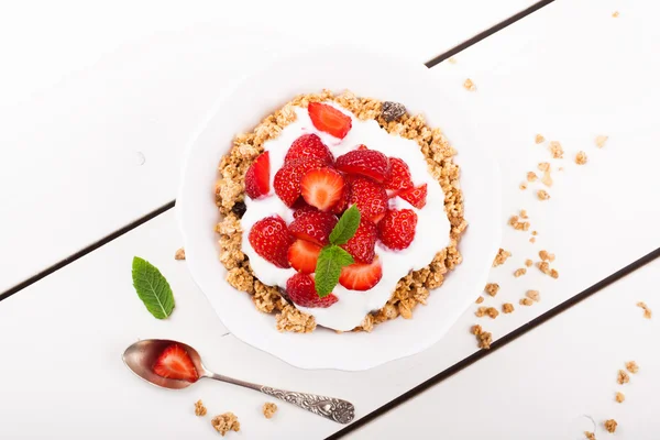 Joghurt mit Müsli und frischen Erdbeeren — Stockfoto