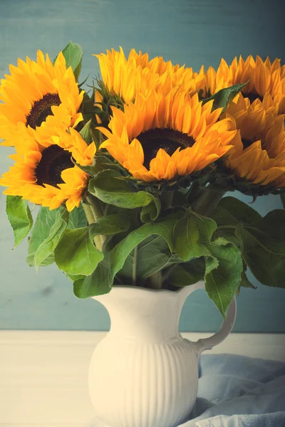 Bellissimo mazzo di girasoli in vaso bianco — Foto Stock