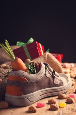 Çocuk ayakkabı ve Sinterklaas için pepernoten