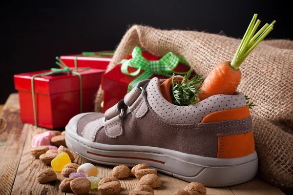 Childrens schoen en pepernoten voor Sinterklaas — Stockfoto