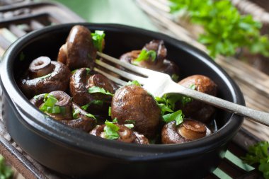 Fırında pişmiş şampiyon mantarı.