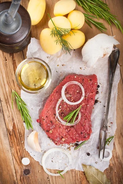 Bistecca di manzo crudo e spezie — Foto Stock