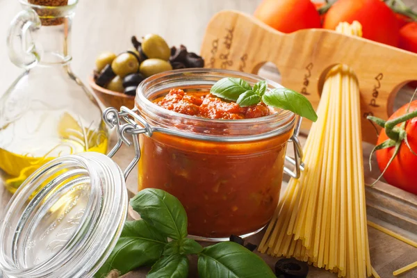 Ingredients for spaghetti with tomato sauce — Stock Photo, Image