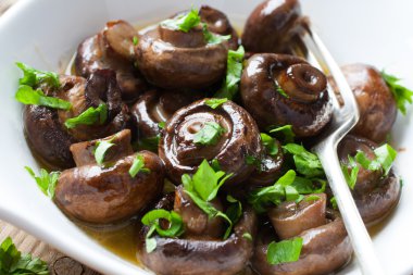 Fırında pişmiş şampiyon mantarı.