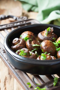 Fırında pişmiş şampiyon mantarı.