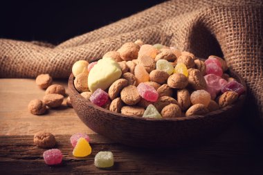Ahşap kase Sinterklaas için tipik Hollanda tatlılar