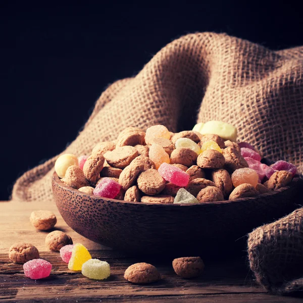 Wooden bowl with typical dutch sweets for Sinterklaas — Stock Photo, Image