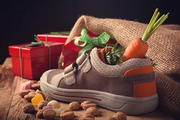 Дитячого взуття та pepernoten для Синтерклааса — стокове фото
