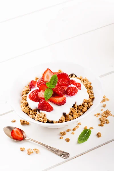 Joghurt mit Müsli und frischen Erdbeeren — Stockfoto
