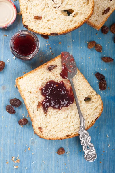 Pain au raisin tranché — Photo