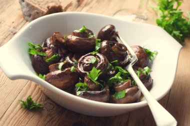 Fırında pişmiş şampiyon mantarı.