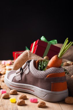Çocuk ayakkabı ve Sinterklaas için pepernoten