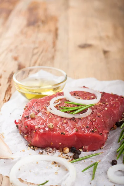 Syrové hovězí steak a koření — Stock fotografie