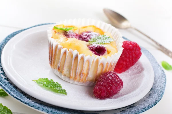 Ricota mini cheesecake com framboesas frescas — Fotografia de Stock
